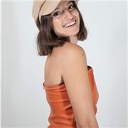 Me defino como una persona muy creativa y con mucho contenido artístico para enseñar! Diseño, moda, arte en todas sus versiones  y que los niños logren poner en práctica su creatividad!